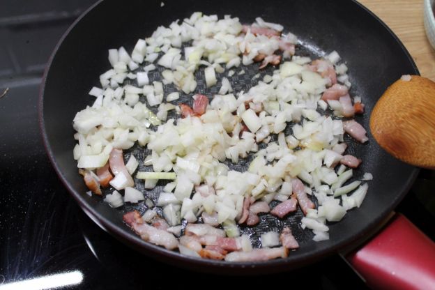 Smażenie boczku z cebulą