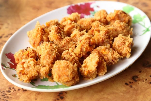 Smażone kawałki tofu w płatkach kukurydzianych