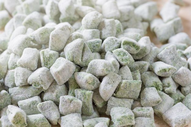 Surowe kopytka ze szpinakiem