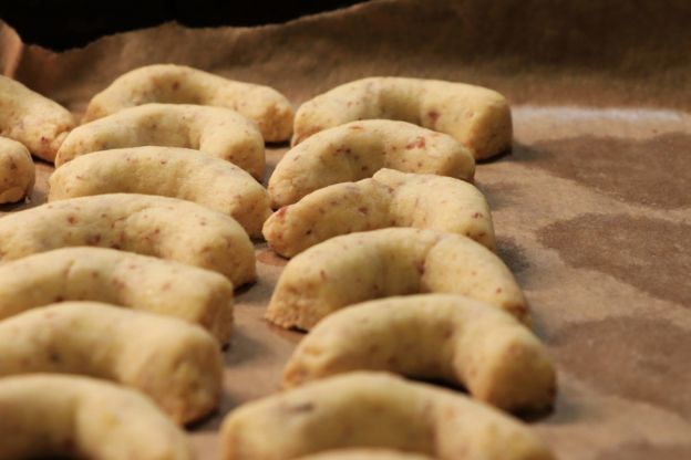 Formowanie rogalików orzechowych