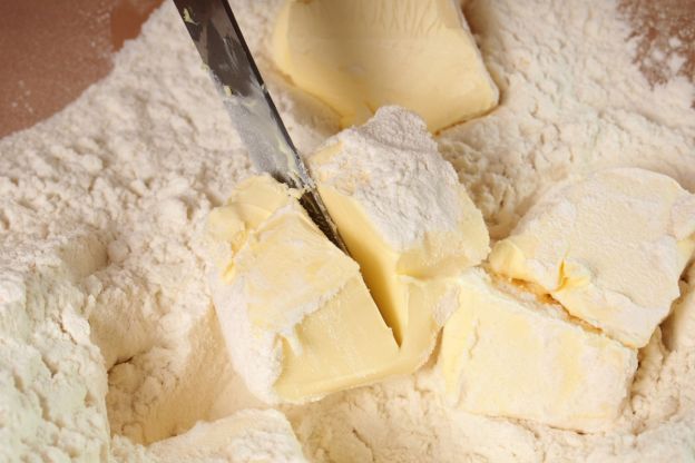 Kruche ciasto - masło siekane z mąką