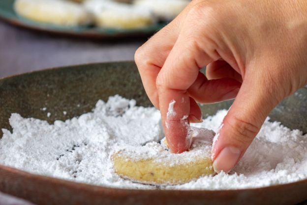 Rogaliki orzechowe obtaczane z cukrem pudrem