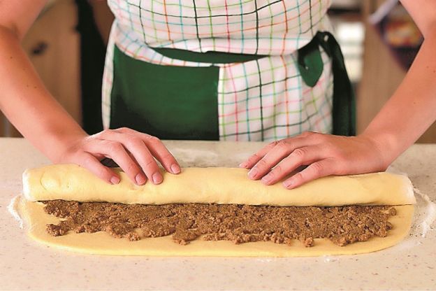 Zawijanie ciasta drożdżowego z orzechami