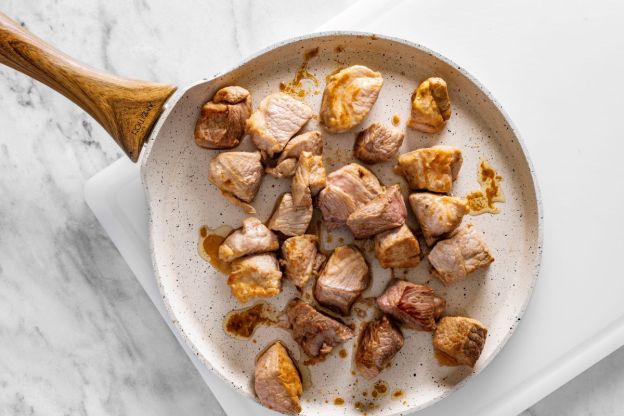 gulasz wieprzowy - usmażone mięso