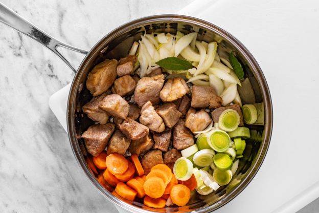 gulasz wieprzowy - warzywa i mięso