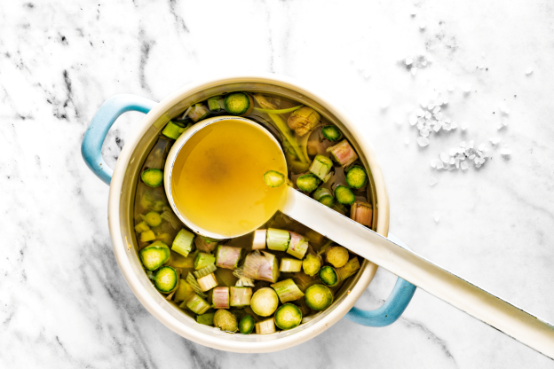 Risotto ze szparagami - gotowanie bulionu