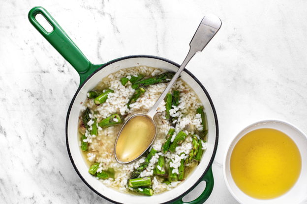 Risotto ze szparagami - gotowanie ryżu z bulionem
