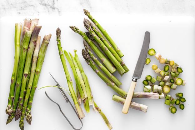 Risotto ze szparagami - krojenie szparagów