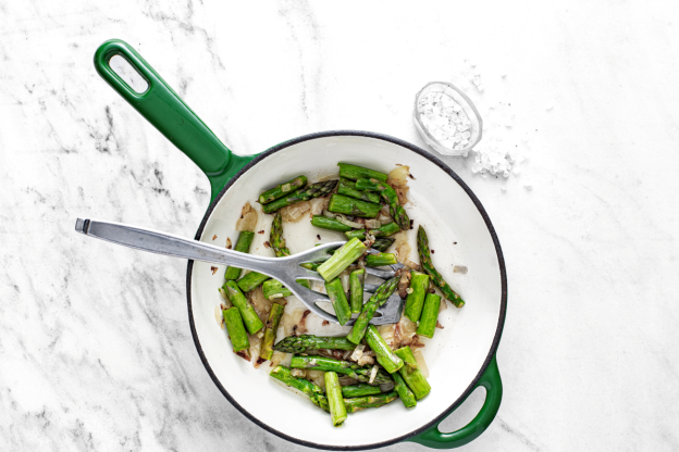 Risotto ze szparagami - smażenie szparagów i cebuli