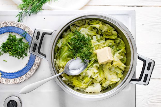 kapusta z koperkiem w garnku z masłem
