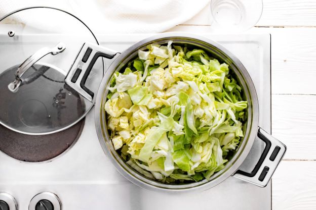 kapusta z koperkiem w garnku