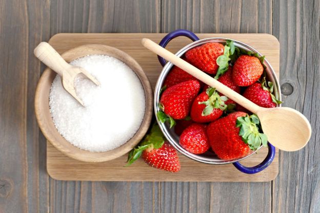 Pavlova z truskawkami – przygotowanie truskawek