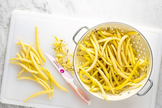 Fasolka z bułką tartą krok 1