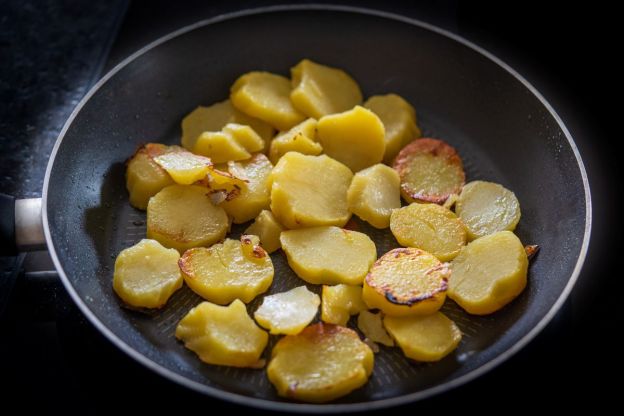 Musaka – smażenie ziemniaków