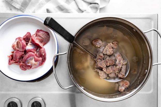 Gulasz z żołądków – gotowanie mięsa