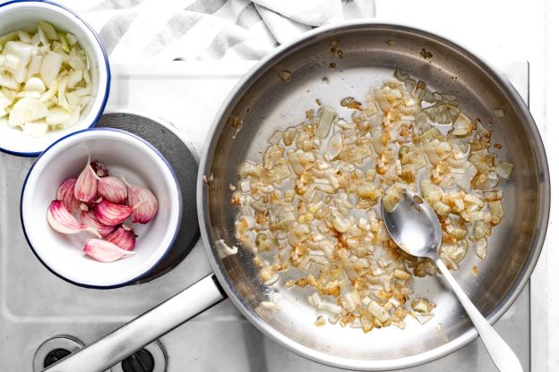 Gulasz z żołądków – smażenie cebuli i czosnku