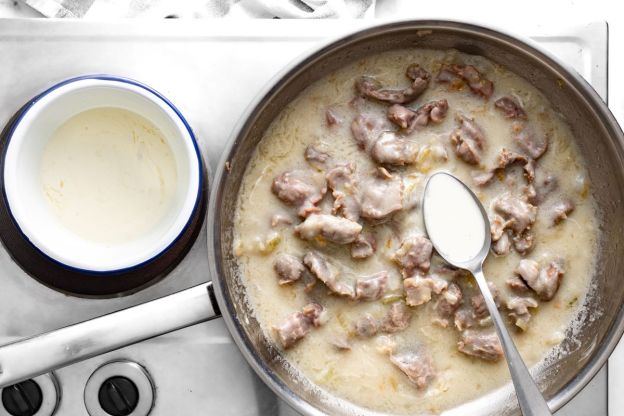 Gulasz z żołądków – zagęszczanie sosu