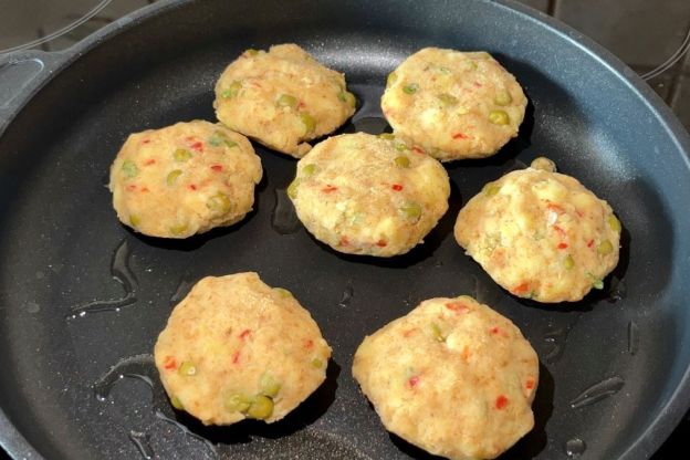Aloo tikki – smażenie kotlecików