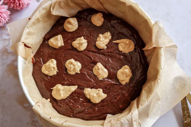 Brownie z masłem orzechowym – masło orzechowe na masie