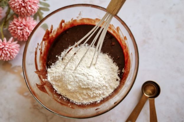 Brownie z masłem orzechowym – mieszanie ciasta