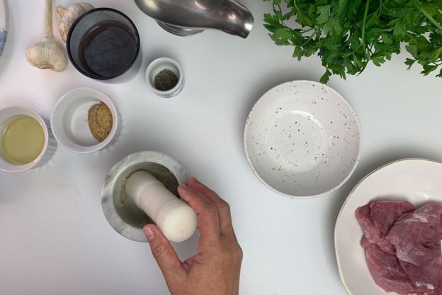 Górka cielęca – rozcieranie czosnku