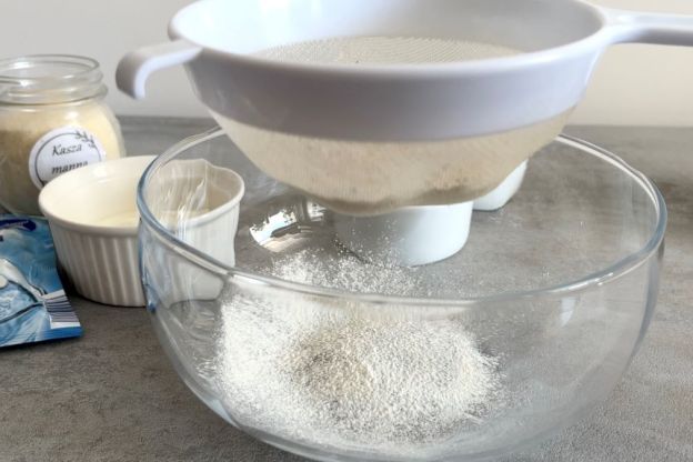 Jalebi – przesiewanie mąki