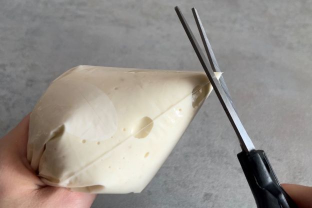 Jalebi – przygotowanie do smażenia