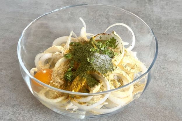 Onion bhaji – mieszanie składników