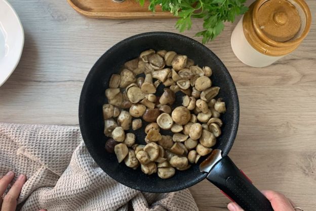 podsmażanie borowików na zupę