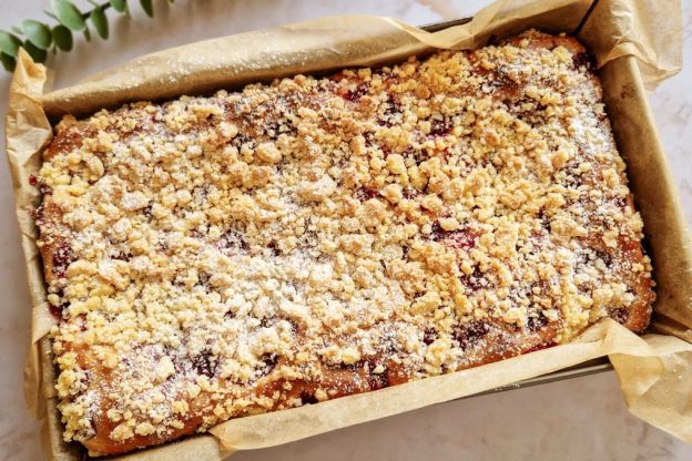 Ciasto drożdżowe z malinami – pieczenie i dekorowanie