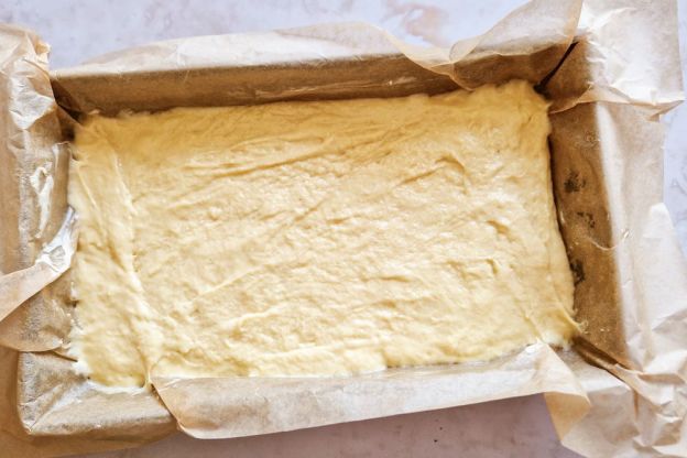 Ciasto drożdżowe z malinami – wyrabianie ciasta