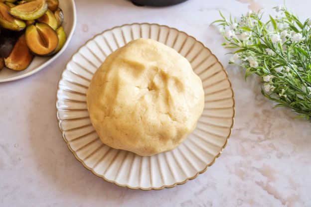 Ciasto ze śliwkami i budyniem – ciasto kruche