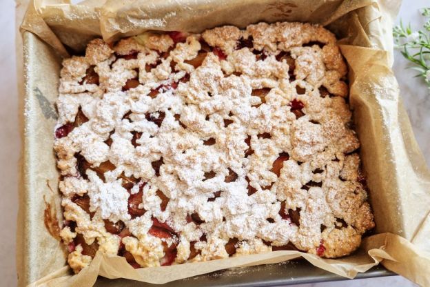 Ciasto ze śliwkami i budyniem – dekoracja