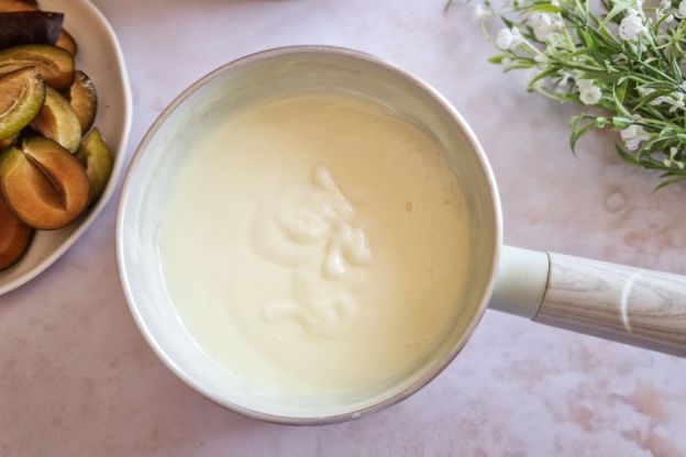 Ciasto ze śliwkami i budyniem – gotowanie budyniu