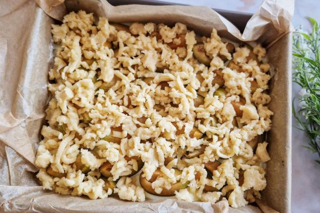 Ciasto ze śliwkami i budyniem – pieczenie