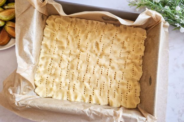 Ciasto ze śliwkami i budyniem – podpiekanie spodu