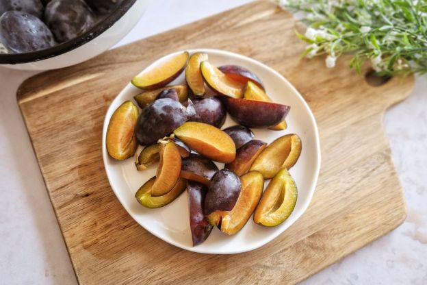 Ciasto ze śliwkami i budyniem – przygotowanie owoców