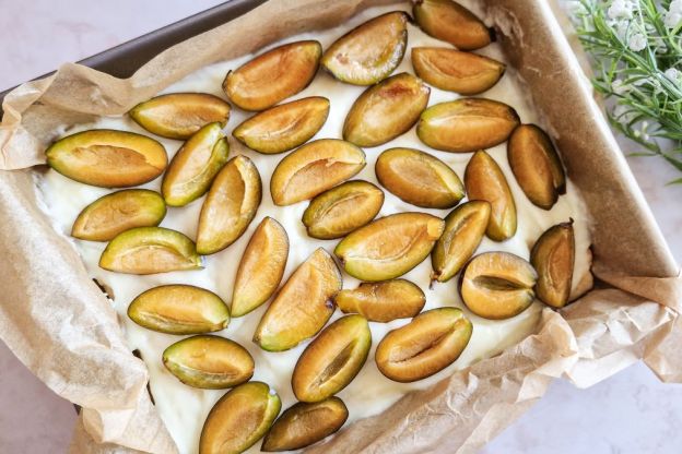 Ciasto ze śliwkami i budyniem – składanie warstw