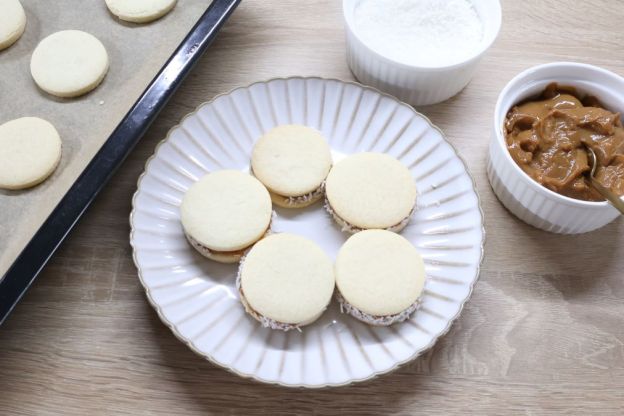 Alfajores – składanie ciastek
