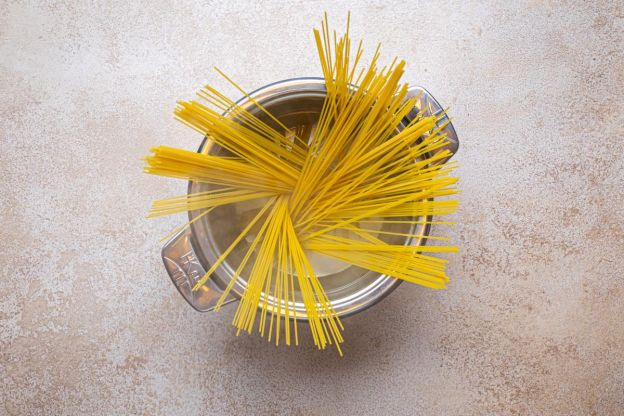 Cacio e pepe – gotowanie makaronu