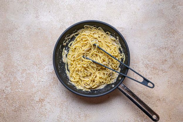 Cacio e pepe – mieszanie makaronu