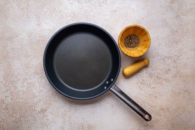 Cacio e pepe – prażenie pieprzu