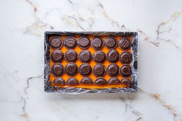 Ciasto Shrek pomarańczowe – warstwa z ciastek