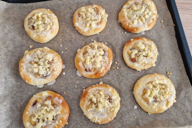 Drożdżówki z jabłkami – dekoracja