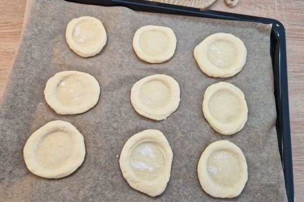 Drożdżówki z jabłkami – formowanie