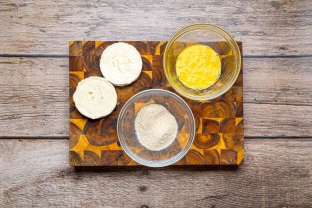 Kanapka drwala – panierowanie sera camembert