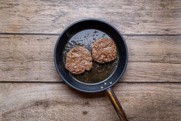 Kanapka drwala – smażenie kotletów