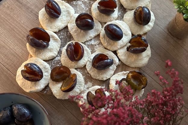 Knedle serowe ze śliwkami – formowanie