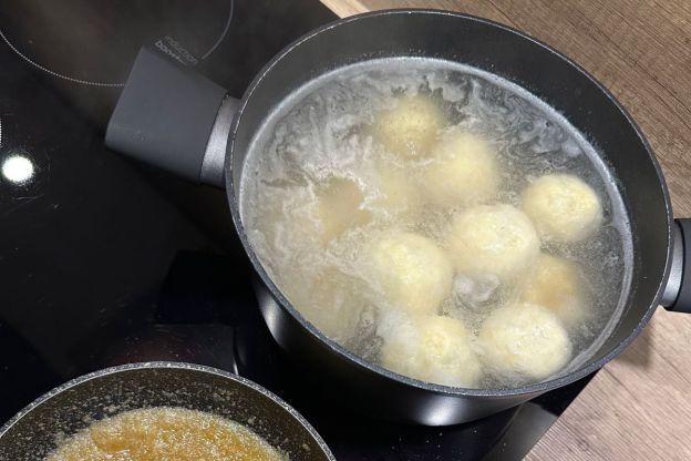 Knedle serowe ze śliwkami – gotowanie
