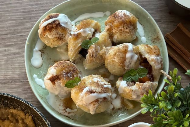 Knedle serowe ze śliwkami – podanie